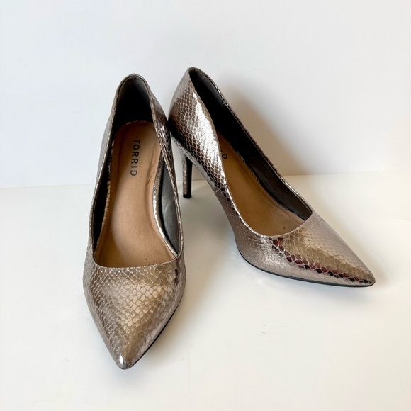 torrid Shoes - TORRID Metallic Snake Print Faux Patented Leather Pumps—SZ. 7